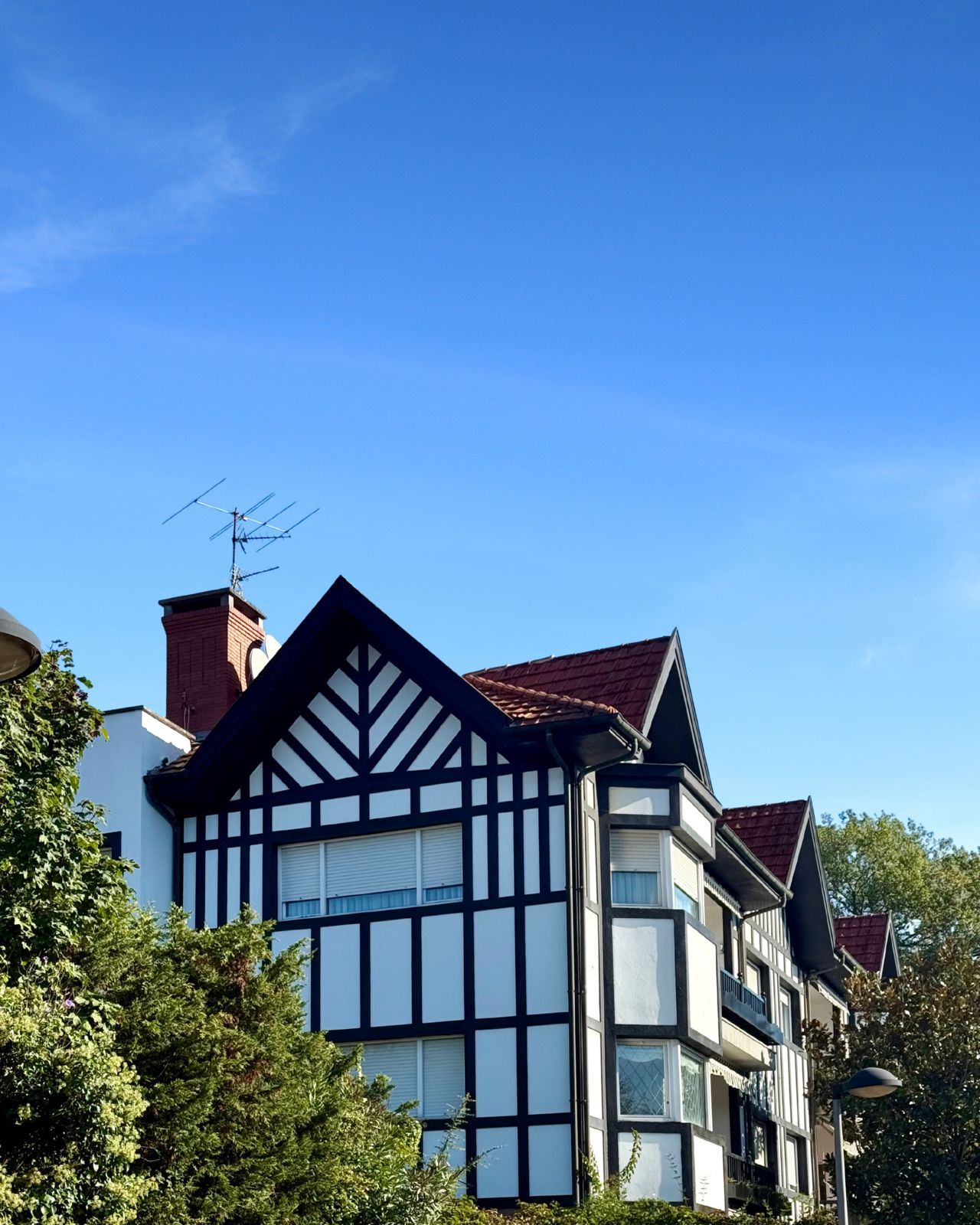 Casa típica de Getxo, blanca con entramado negro y grandes ventanales