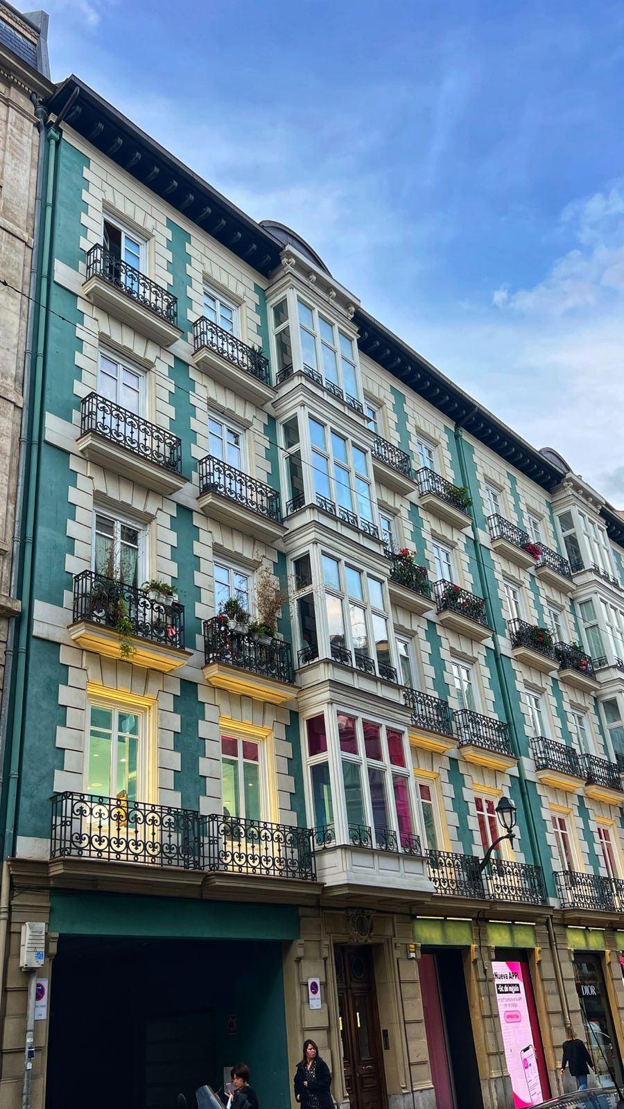 Edificio con miradores en el centro de Bilbao